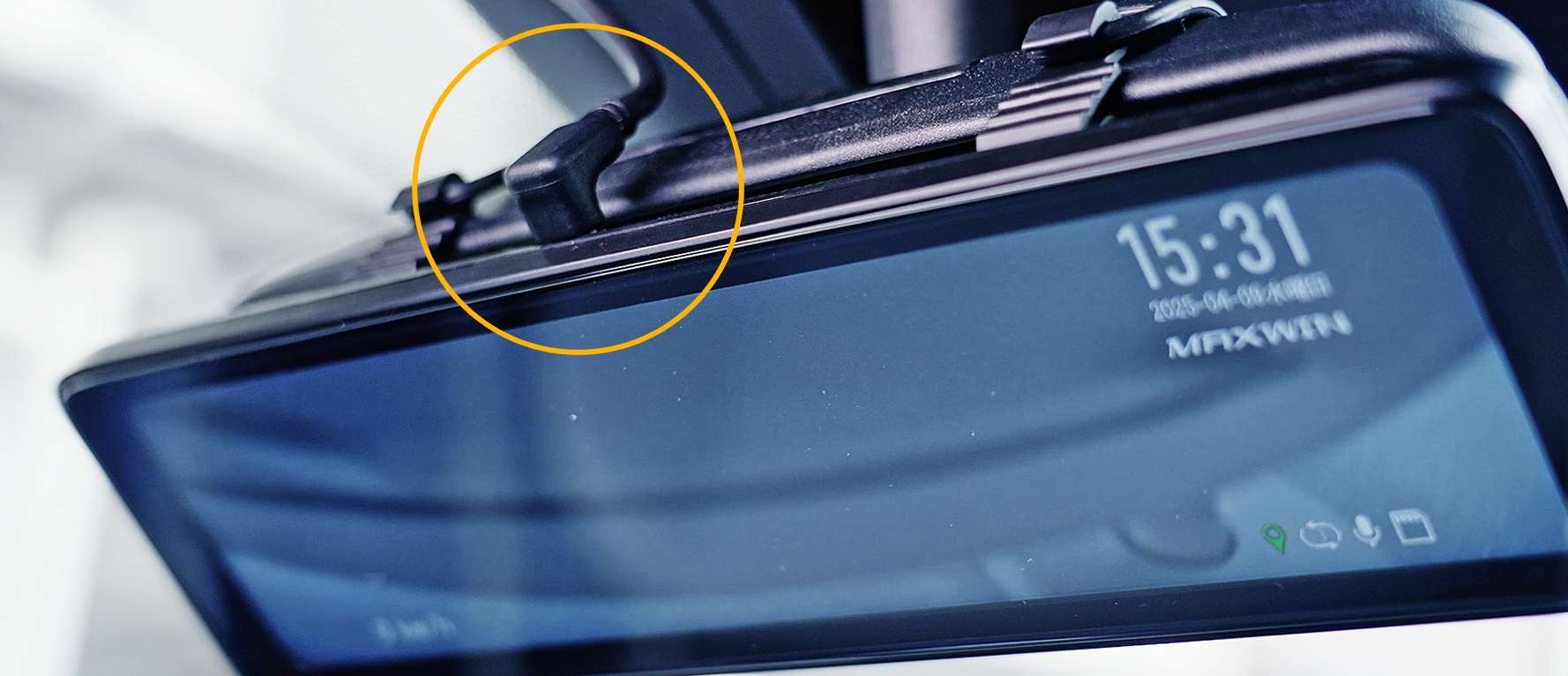 車両後方の広角リアカメラ